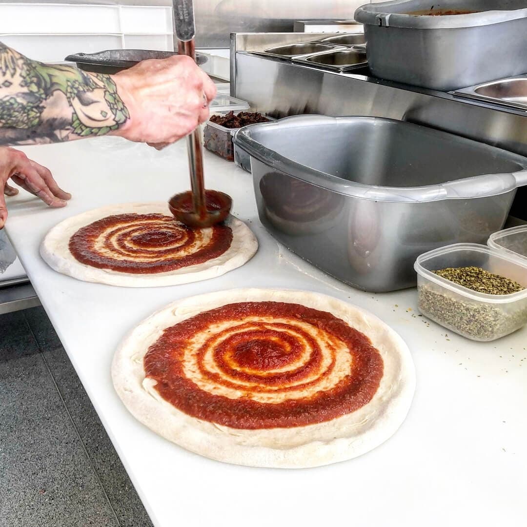 Making a harpos pizza