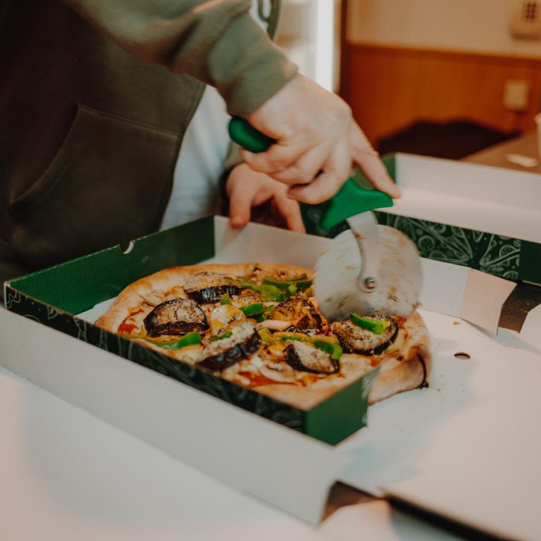 Cutting a Harpos pizza