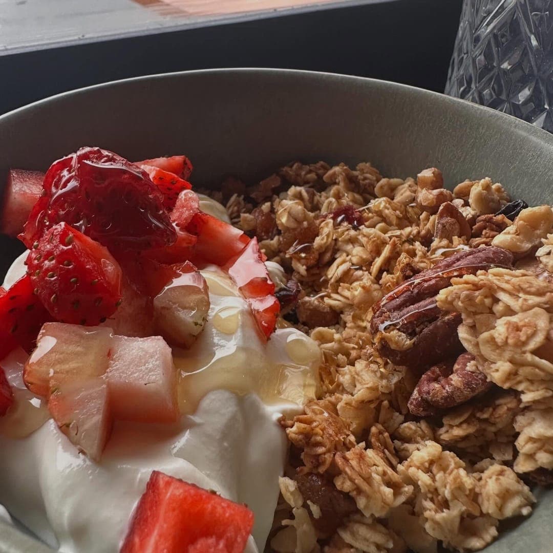 Grounded & Co — granola bowl with yoghurt, fresh strawberries and pecans