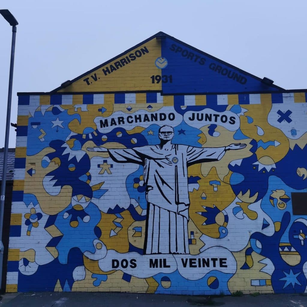 Bielsa the Redeemer mural by Nicolas Dixon and Andy McVeigh at Pet Lodge Superstore, Oldfield Lane, Wortley — Bielsa as Christ the Redeemer with Spanish text "Marchando Juntos — Dos Mil Veinte"
